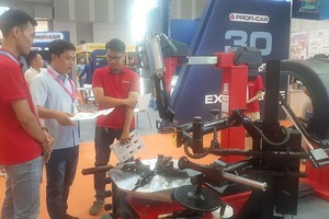 参展商介绍先进的汽车维修技术。