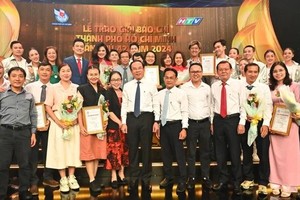 市委书记阮文年（前中）同得奖者合影留念。（图：越勇）