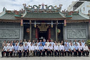 各华人会馆理事会代表与地方领导在定期会议上合照留念。