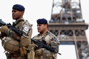 法国特种部队军人在巴黎铁塔下巡逻。（图：路透社）