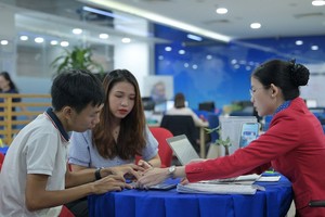 银行向客户提供谘询。