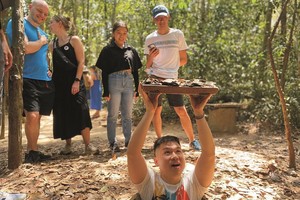 游客在古芝地道遗迹区体验各项活动。