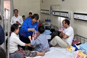 MM Mega Market有限责任公司党支部党员阮氏明箴连结、动员单位员工参与社会活动。