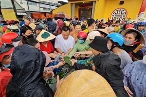 广大群众以树叶“购买”日用品。