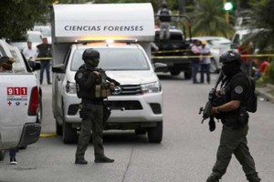 墨西哥格雷罗州科帕拉市长当选人弗洛雷斯，17日搭乘巴士时头部遭到枪击身亡。（墨西哥警察示意图）