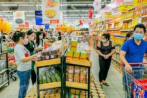 市民在超市购物。（图：互联网）