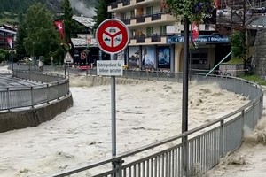 瑞士6月21日受暴雨影响，阿尔卑斯山马特洪峰（Matterhorn）山脚的小镇策马特（Zermatt）河水暴涨。 （图：路透社）