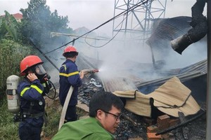 消防队在火警现场展开灭火及救援行动。（图：越通社）