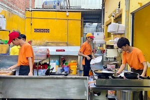 大学生暑期留在本市打工以维持生计。