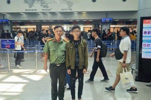 坚江省警方协助护送郑欢怡前往新山一国际机场搭机回国。（图：进明）