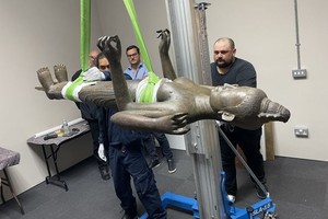 新接收的珍贵杜尔迦女神青铜雕像。（图：越通社）