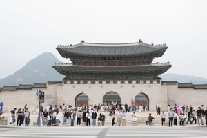 游客在韩国首尔市中心的光化门广场参观。（图：互联网）