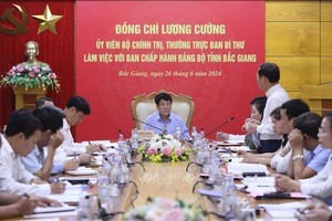 党中央书记处常务书记梁强（中）主持会议。（图：越通社）