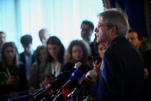 今年5月24日，在意大利斯特雷萨举行的七国集团财长和央行行长会议期间，欧盟经济专员保罗·真蒂洛尼出席新闻发布会。（图：路透社）