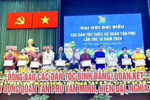 新富郡人委会表彰各模范少数民族代表。