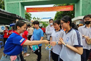 文朗学校的华人子弟参加高中毕业试。