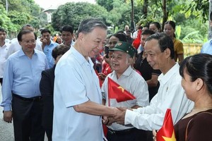 国家主席苏林探望山西唐林古村人民。（图：国家主席办公厅）