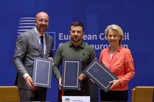 左起分别为米歇尔、泽连斯基和冯德莱恩在布鲁塞尔签署协议。（图：AFP）