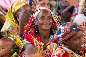 喀麦隆妇女参加一个社区会议。（图：联合国）