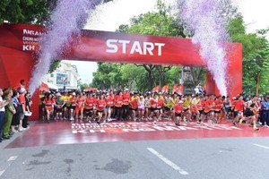 “上千步伐、齐心协力-为无毒品社群”跑步比赛出发时的气氛充满活力。（图：海清）