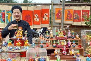 艺人邓文厚与自己的面塑作品。