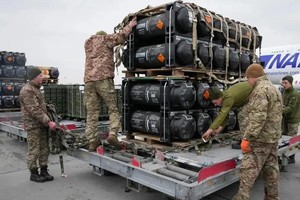 美国援助乌克兰军事装备。（图：互联网）