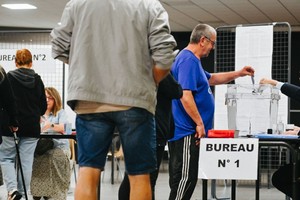 选举分两轮举行，法国选民将选出国民议会的议员，预料投票率会很高。（图：AFP）