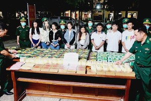 边防部队司令部防打毒品与罪犯局副局长阮文甲大校(右一)已直接指挥A424.4p缉毒专案。