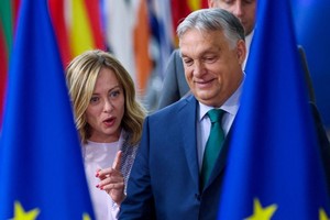 匈牙利总理欧尔班（右）与意大利总理梅洛尼日前出席欧盟峰会。（图：路透社）