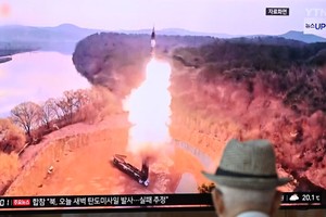 2024年6月26日，首尔火车站，一名男子观看电视屏幕上播放的新闻广播，其中播放了朝鲜导弹试验的镜头。（图：AFP）