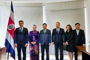 越南共产党代表团会见哥斯达黎加执政党民主社会进步党（PPSD）领导班子成员。（图：越通社）