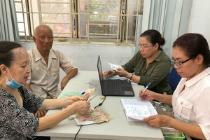 退休干部在市社保机关的退休金支付点领取退休金。