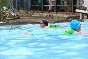 暑期让孩子去游泳时，父母要密切关顾儿女安全。