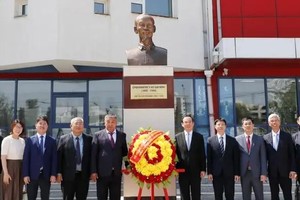 胡志明市高级代表团对蒙古进行访问