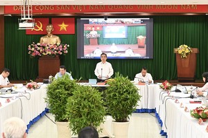 确定为民服务是一贯政治任务