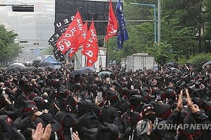 7月8日，在京畿道华城市的三星电子工厂前，全国三星电子工会举行总罢工动员大会。（图：韩联社）
