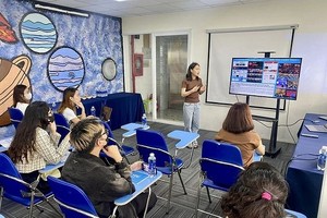 多媒体专业的学生小组向企业介绍多媒体战略。