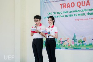 黎兆原（左）认为，参加社会工作时就要努力渡过困难，要为共同目的服务。