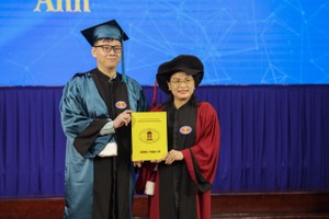 市人文与社科大学举行毕业典礼