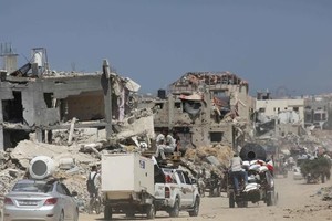 根据以色列的搬迁命令，巴勒斯坦人带着尽可能多的物品迁往新的地方。（图：联合国）