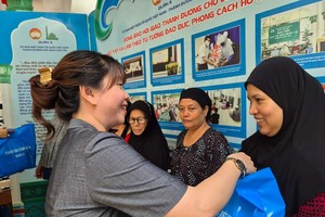 第五郡越南祖国阵线委员会关照少数民族同胞。