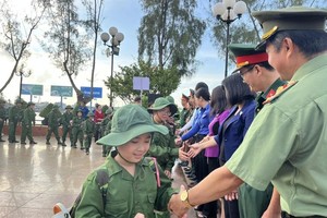 穿着整齐军装的小朋友们正在为军队学期课程做好准备。（图：兰玉）