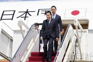 7月10日，日本首相岸田文雄为出席北约峰会抵达华盛顿郊外的安德鲁斯空军基地。（图：共同社）