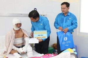 平阳省劳动联团领导亲往医院探望慰问遭遇工伤事故的劳动者。（图：明奎）