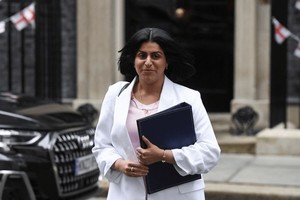 英国新任司法大臣马哈茂德12日宣布，从9月起提前释放囚犯，以缓减监狱逼爆压力。（图：路透社）