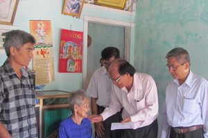 温陵会馆理事长洪世真将赡养金敬奉给越南英雄母亲陈氏腊。