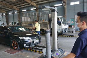 登检员为车辆做检查。（图：VNN）