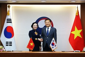 越南内务部长范氏青茶（左）与韩国内政安全部长李祥敏握手合影。（图：越通社）