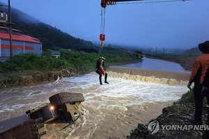 消防队员搜索是否有失踪人员。（图：韩联社）