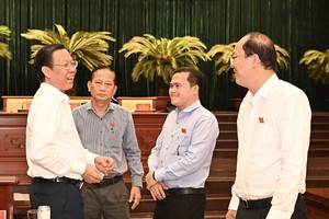 市人委会主席潘文迈、市委常务副书记阮胡海与各代表交谈。（图：越勇）